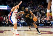 KOK体育官方网站-分析师：人们不会记住哈登的MVP 只会记住他季后赛关键时刻掉链子